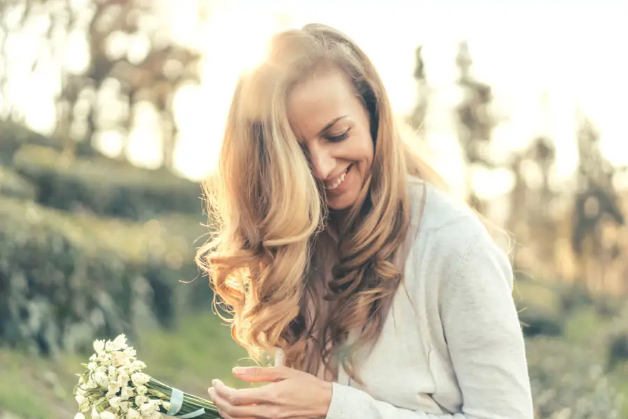 mujer pelo rubio