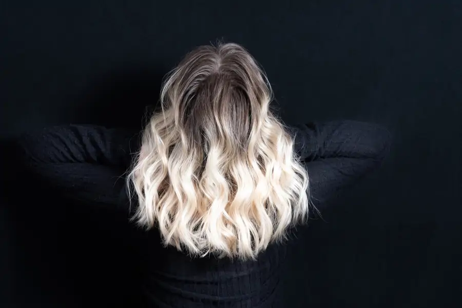 raíces oscuras y cabello rubio