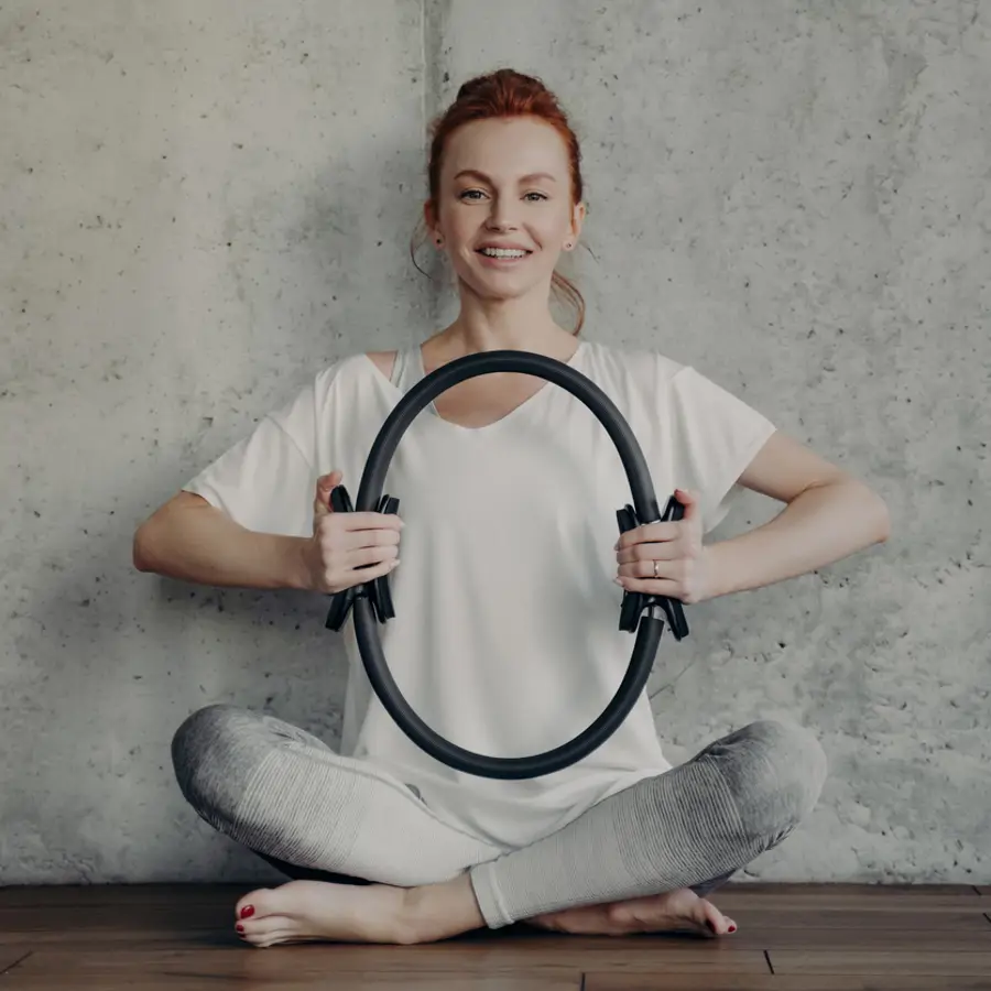 mujer con aro de Pilates