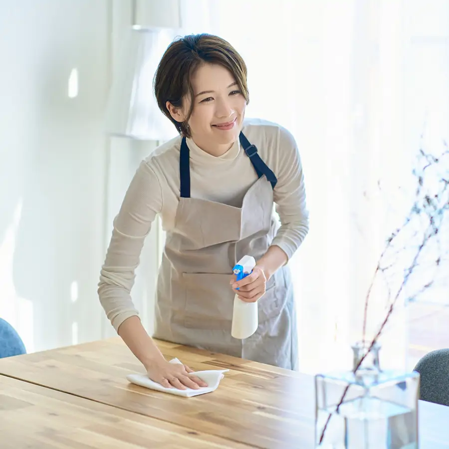 Mujer japonesa limpiando