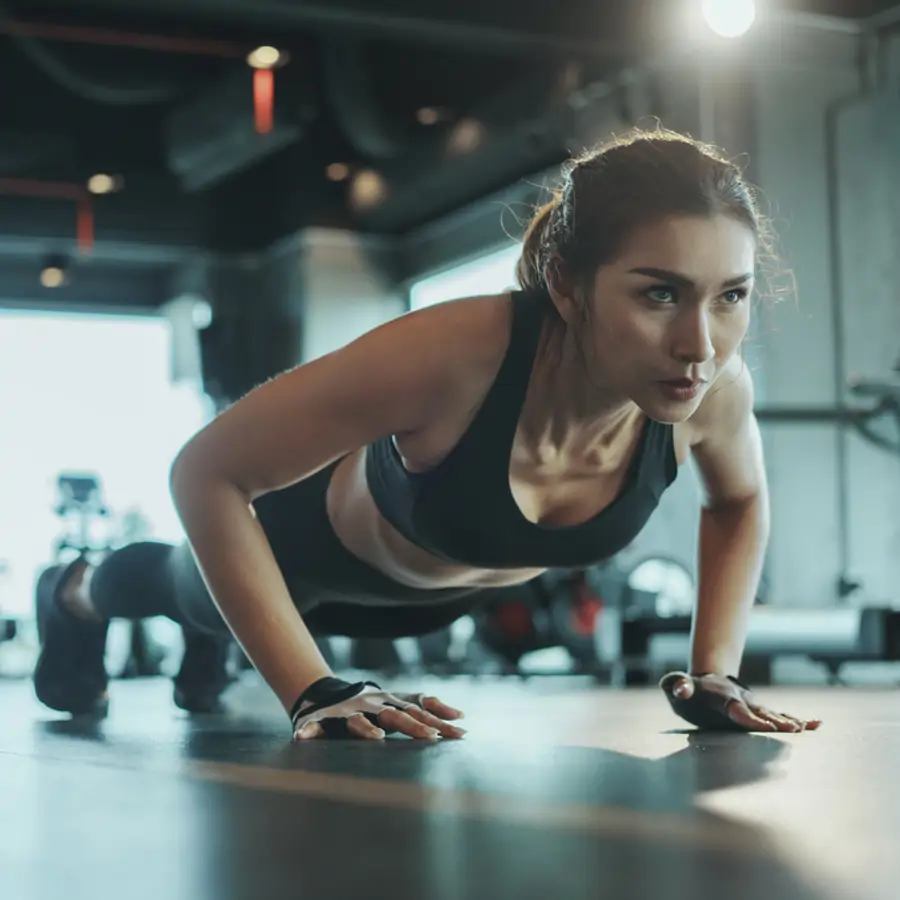 mujer haciendo ejercicio de fuerza